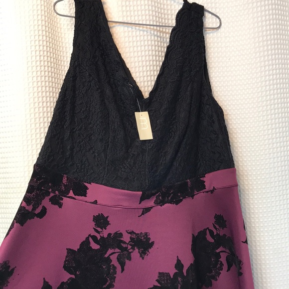 Beautiful Formal Dress with Soft Skirt Detail - Picture 4 of 10